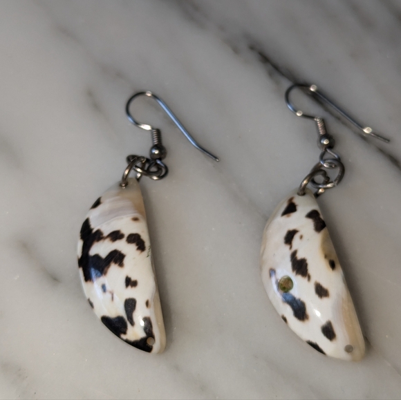 West Indian Magpie shell earrings - handmade in the Caribbean - Picture 5 of 14